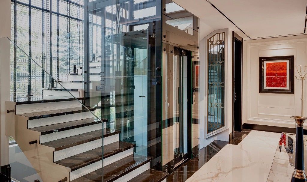 Modern iç mekan cam asansör uygulaması